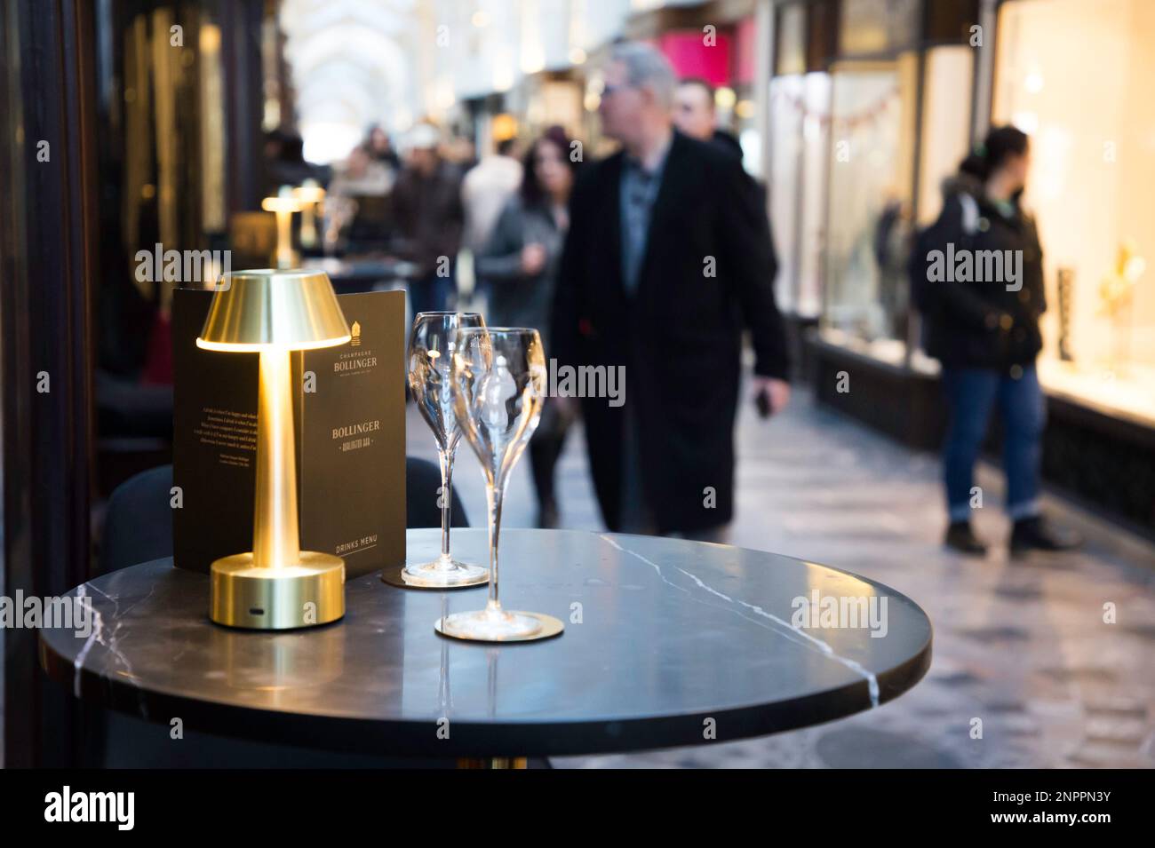 Bar à champagne de luxe exposé dans le Burlington Arcade de Londres Banque D'Images