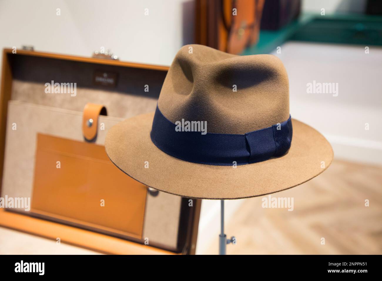 Chapeau de luxe pour hommes exposé dans le Burlington Arcade London Banque D'Images