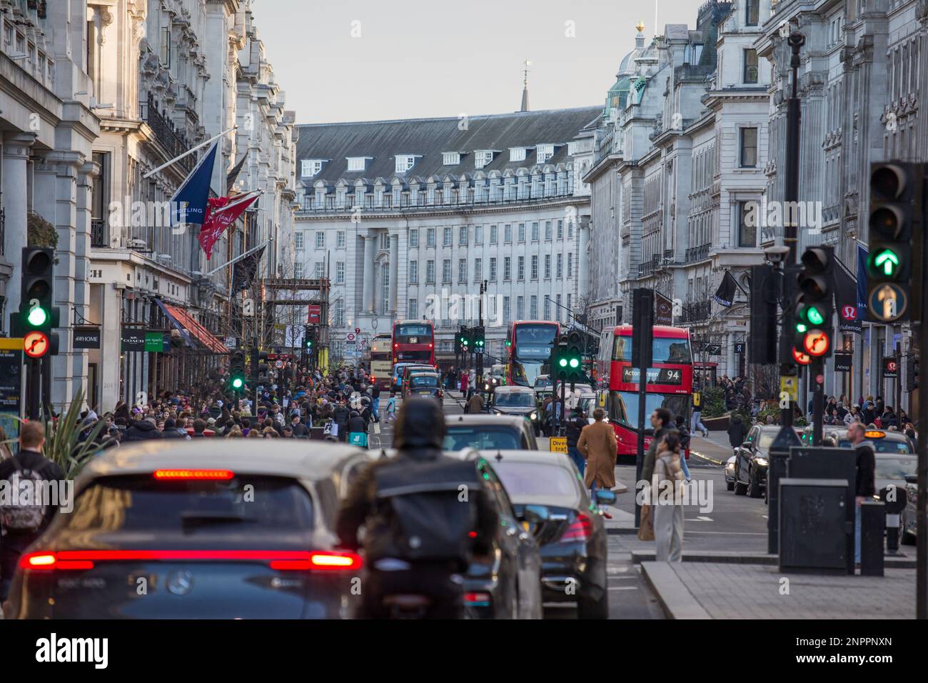 Une foule de clients se trouve sur Regents Street à Londres, près du métro Oxford Circus, des taxis et des bus rouges Banque D'Images