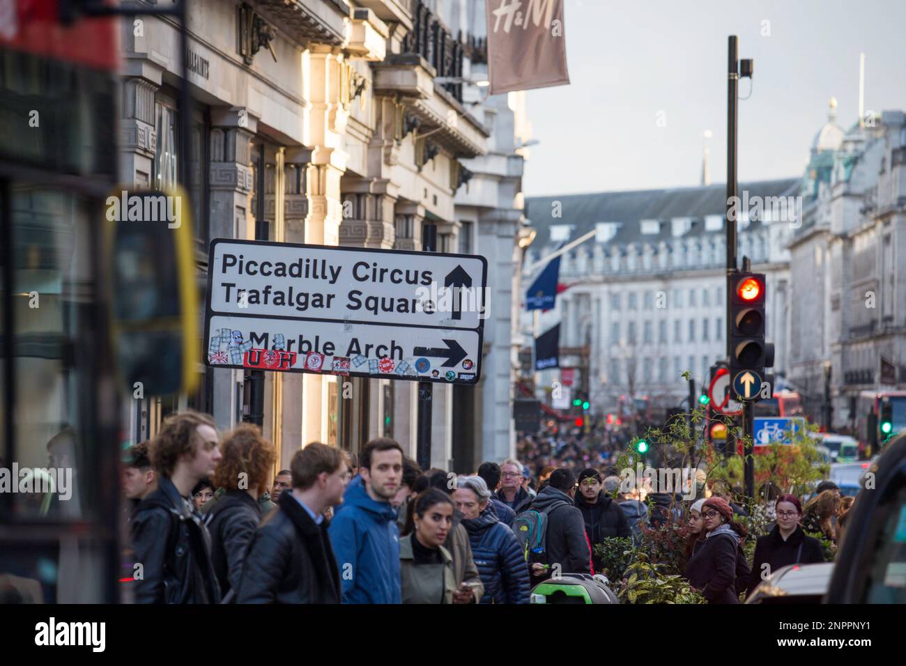 Des foules de clients sur Regents Street Londres avec le panneau Piccadilly Circus Trafalgar Square Street Banque D'Images