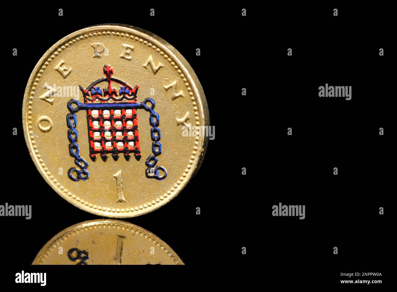 Une pièce d'un penny colorée au royaume-uni présente un portcullis couronné avec des chaînes Banque D'Images