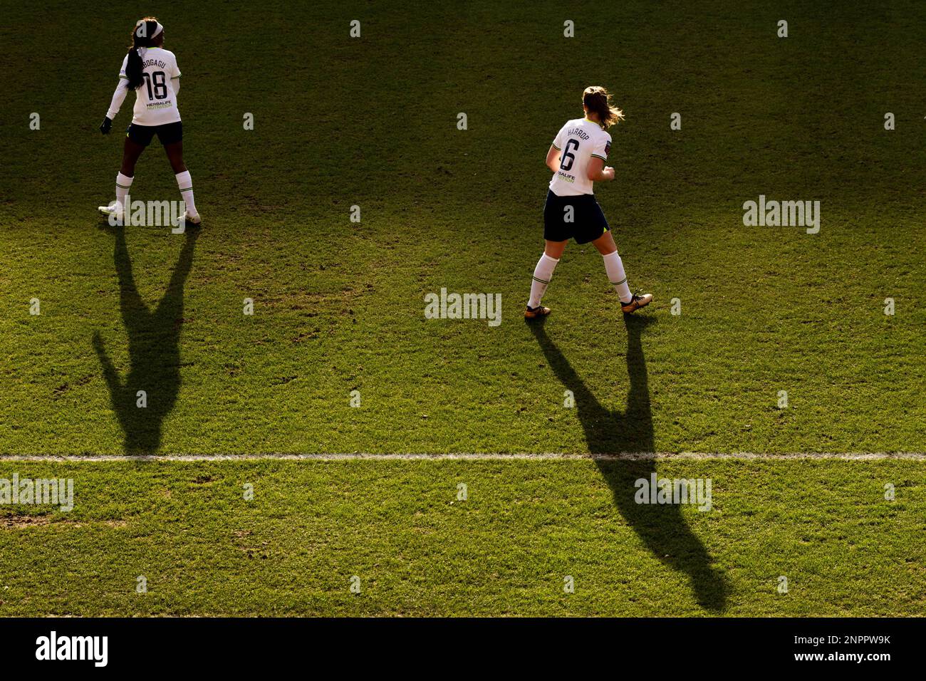 Londres, Royaume-Uni. 26th févr. 2023. Londres, Angleterre, 26 février 2023 Chioma Ubogau (18 Tottenham Hotspur) et Kerys Harrop (6 Tottenham Hotspur) en action pendant le match de la Vitality Womens FA Cup entre Tottenham Hotspur et Reading au stade de Brisbane Road à Londres, Angleterre (PEDRO PORRU, Pedro Porru/ SPP) Credit: SPP Sport Press photo. /Alamy Live News Banque D'Images