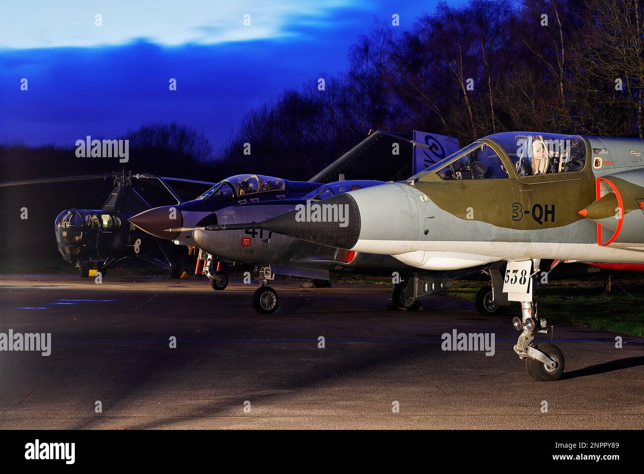 Une rangée d'avions statiques lors d'une nuit de tournage au musée de l'air du Yorkshire, y compris un MirageIII, un T-33, un Buccaneer et un Dragonfly Banque D'Images
