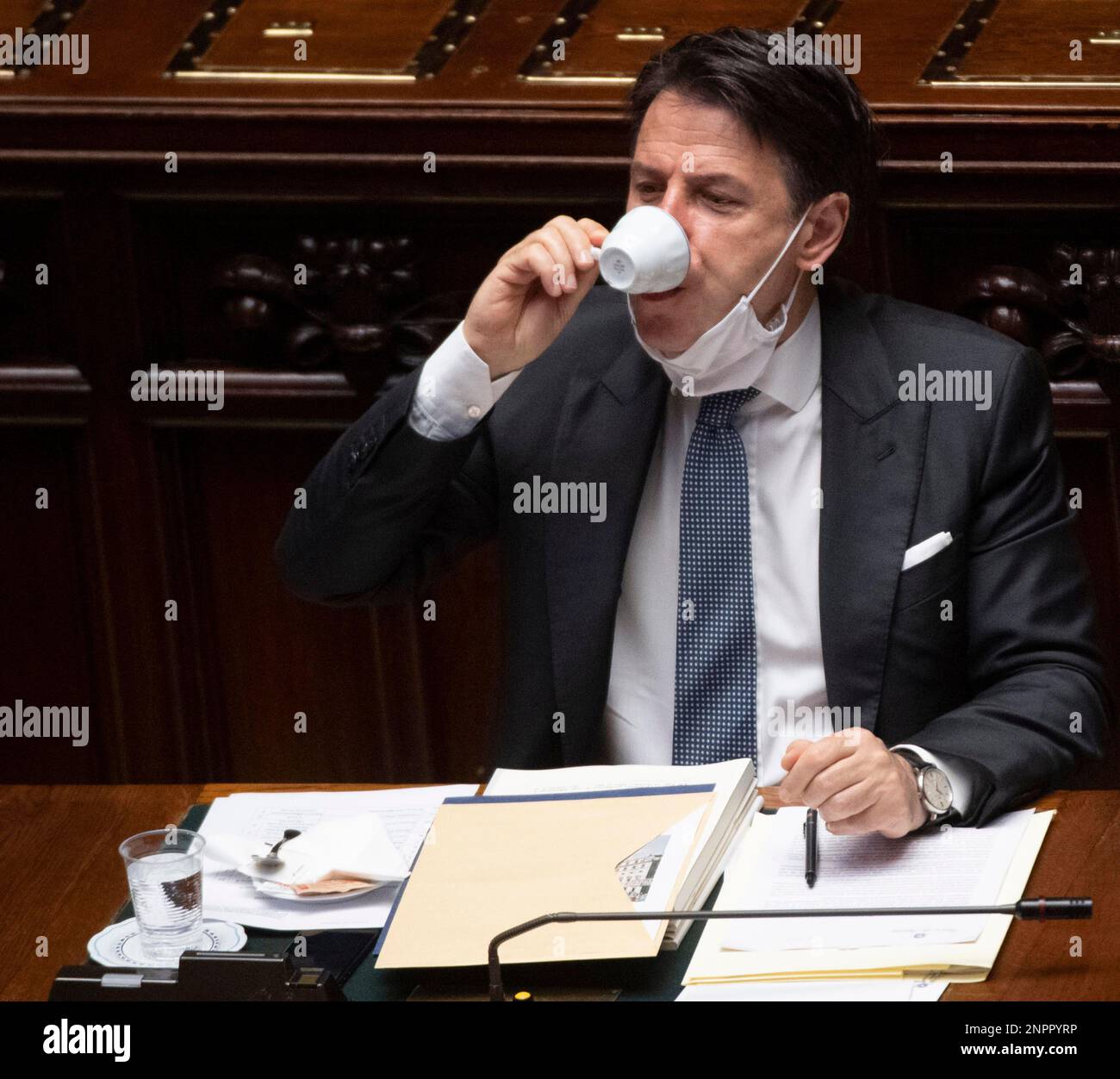 Italy’s Prime Minister Giuseppe Conte drinks a coffe during a meeting session of Italian Lower Chamber to vote on an extension of Coronavirus emergency measures through to October 31, 2020, in Rome, Wednesday, July 29, 2020. (Mauro Scrobogna/LaPresse via AP) Banque D'Images
