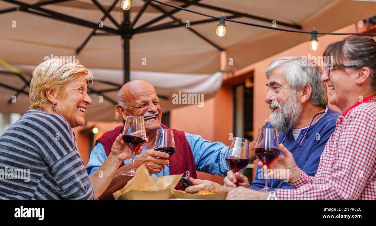 Groupe de personnes âgées manger et boire à l'extérieur - Senior les couples s'amusent ensemble Banque D'Images