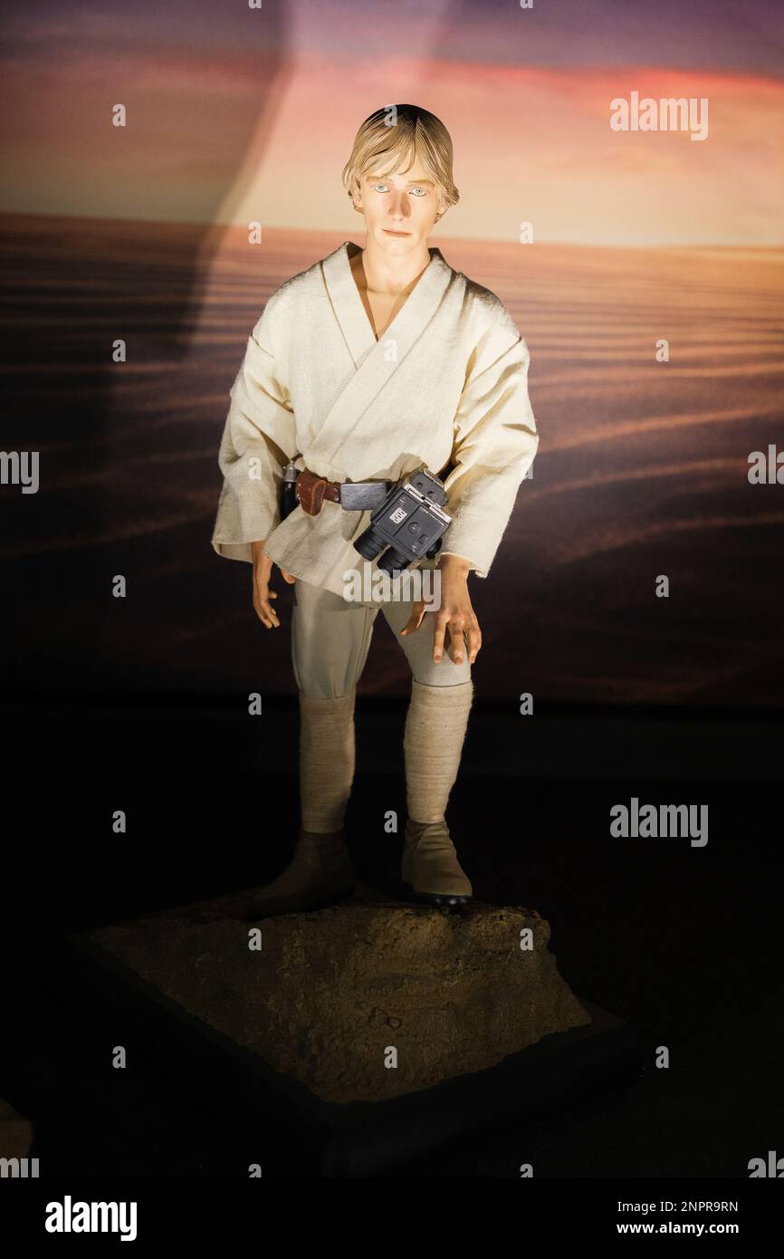 Madrid, Espagne. 24th févr. 2023. Une figure du personnage Luke Skywalker vu lors de l'expansion de Universo Star Wars à Madrid. L'exposition Universo Star Wars marque un avant et après dans l'histoire de Star Wars collectant en Espagne. Tenue de 24 février à 30 juillet, dans la salle CEART. Crédit : SOPA Images Limited/Alamy Live News Banque D'Images