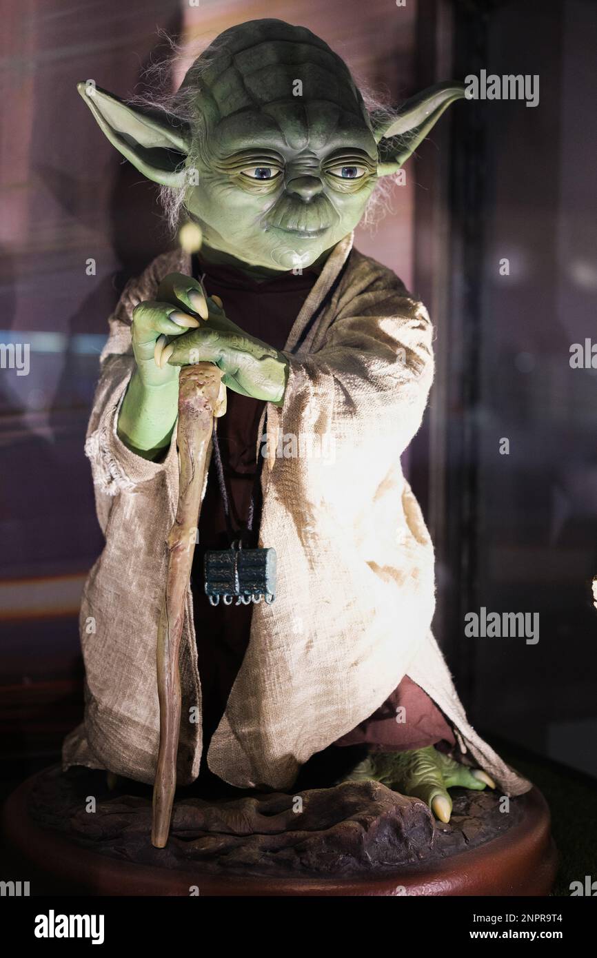 Madrid, Espagne. 24th févr. 2023. Une figure du personnage Yoda vu pendant l'expansion de Universo Star Wars à Madrid. L'exposition Universo Star Wars marque un avant et après dans l'histoire de Star Wars collectant en Espagne. Tenue de 24 février à 30 juillet, dans la salle CEART. Crédit : SOPA Images Limited/Alamy Live News Banque D'Images