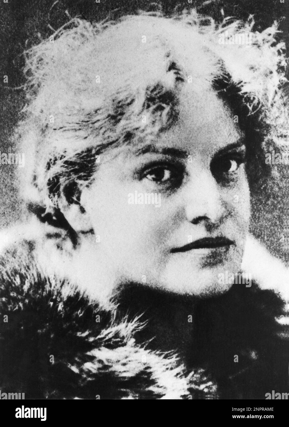 1897 : L'écrivain allemand LOU ANDREAS SALOME ( Saint-pétersbourg 1861 - Gottingen 1937 ) , ami de Rainer Maria Rilke , Sigmund Freud et Nietzsche - POETA - POÉSIE - POESIA - SCRITTORE - LETTERATO - LETTERATURA - LITTÉRATURE - ritto - Salomé - scrittrice - pelliccia - fourrure -- -- Archivio GBB Banque D'Images