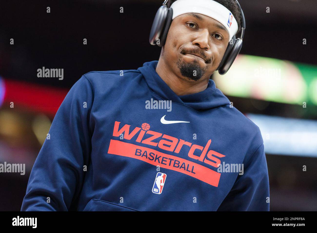 Chicago, États-Unis. 26th févr. 2023. Bradley Beal (2 Wizards de Washington) pendant les échauffements avant le match entre les Bulls de Chicago et les Wizards de Washington le dimanche 26 février 2023 au Centre Uni, Chicago, Etats-Unis. (PAS D'UTILISATION COMMERCIALE) (Foto: Shaina Benhiyoun/Sports Press photo/C - DÉLAI D'UNE HEURE - ACTIVER FTP UNIQUEMENT SI LES IMAGES DE MOINS D'UNE HEURE - Alay) crédit: SPP Sport Press photo. /Alamy Live News Banque D'Images