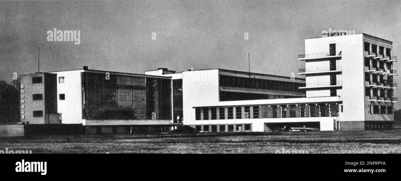 1925 , Dessau , Allemagne : L'école BAUHAUS construite à partir de la célèbre architecture allemande WALTER GROPIUS ( Berlin 1883 - Boston 1969 ) - ARCHITETURA - ARCHITECTURE - ARCHITETTO - abitazione - casa - maison - fabbrica - officina - Scuola - AVANTGUARDIA - AVANTGARDE - RAZIONALISMO - RAZIONALISTA - Weimar - GERMANIA -- Archivio GBB Banque D'Images