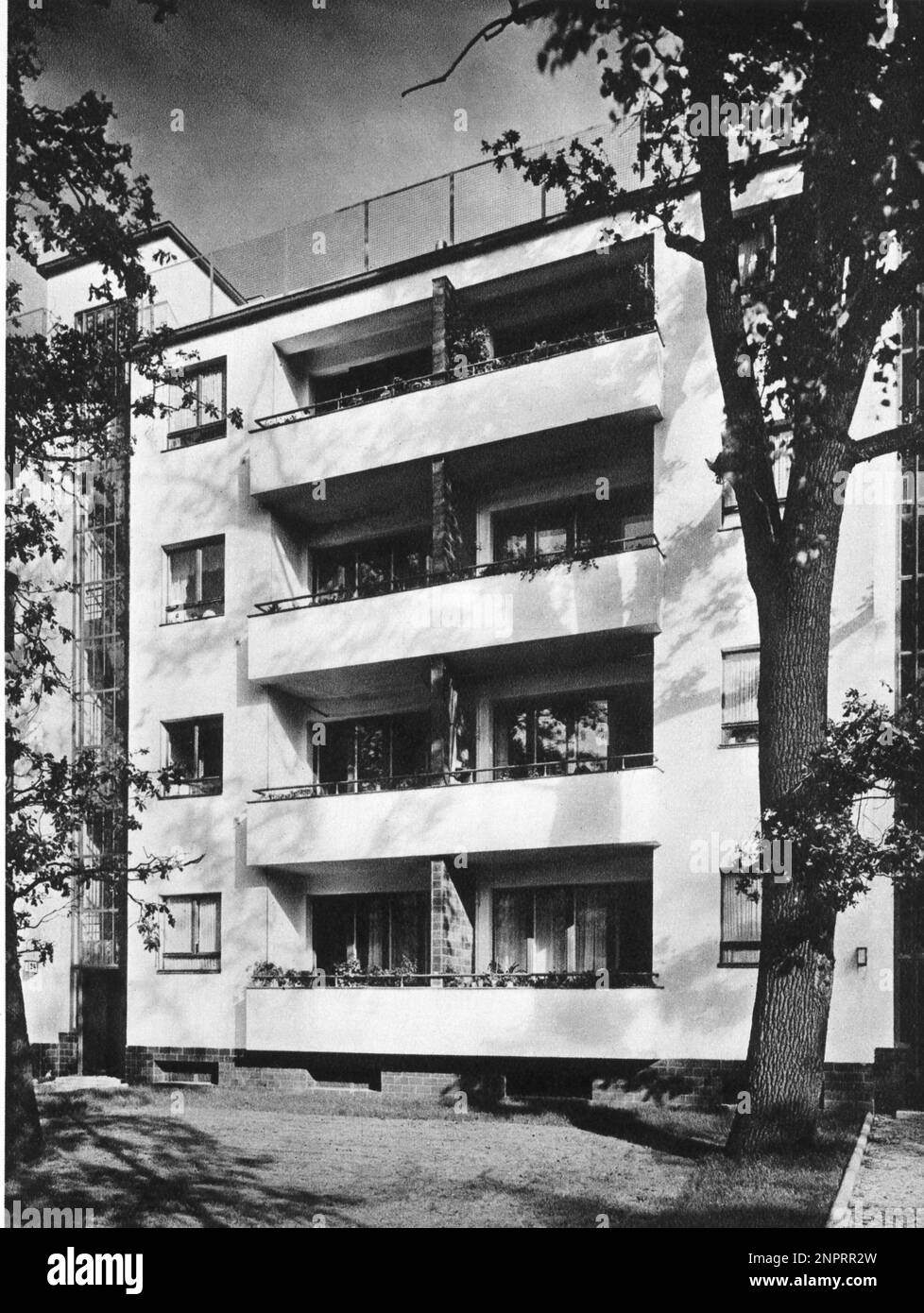 1925 environ , Berlin , Allemagne : une maison construite à partir du célèbre bauhaus ALLEMAND WALTER GROPIUS ( Berlin 1883 - Boston 1969 ) - ARCHITETURA - ARCHITECTURE - ARCHITETTO - abitazione - casa - maison - AVANTGUARDIA - AVANTVIO - RAZIONALISMO - RAZIONALISTA - Weimar - GERMANIA --- ARCHIGARDE GBB Banque D'Images