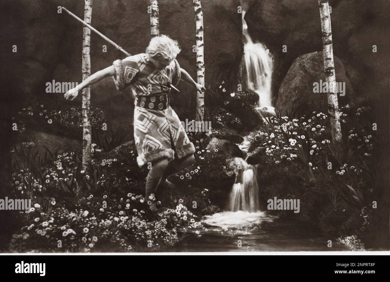 1924 :l'acteur PAUL RICHTER comme Siegfried dans le film allemand muet DIE NIBELUNGEN : SIEGRIED ( I Nibelunghi - Cap. 1 ) par FRITZ LANG , écrit par Thea von Harbou - CINÉMA MUTO - FILM - foresta - forêt - UFA --- Archivio GBB Banque D'Images