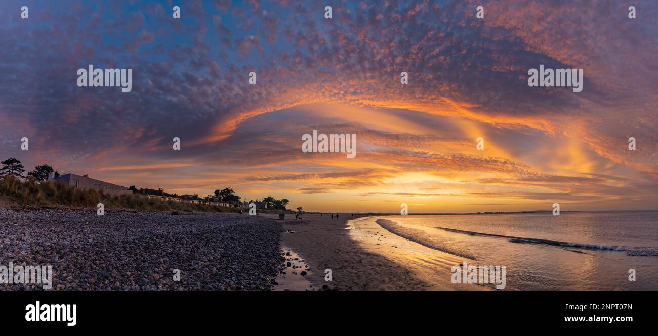 Ciel sur le feu coucher du soleil à Burrow Beach Banque D'Images