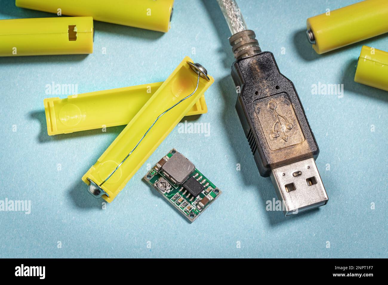 Ensemble de composants électroniques pour la fabrication automatique de batteries à partir d'une source USB CC. Emplacement de la batterie factice. Banque D'Images