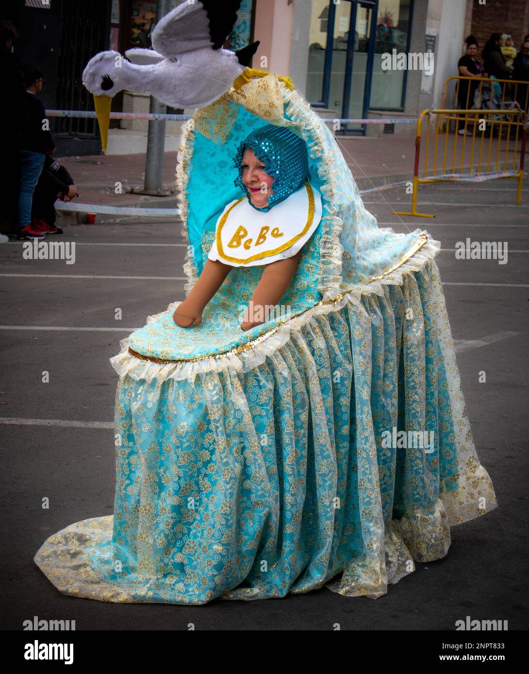 Gente feliz desfilando y bailando, con disfraces abstractos y coloridos en el desfile de Carnaval de Navalmoral de la Mata, España Banque D'Images
