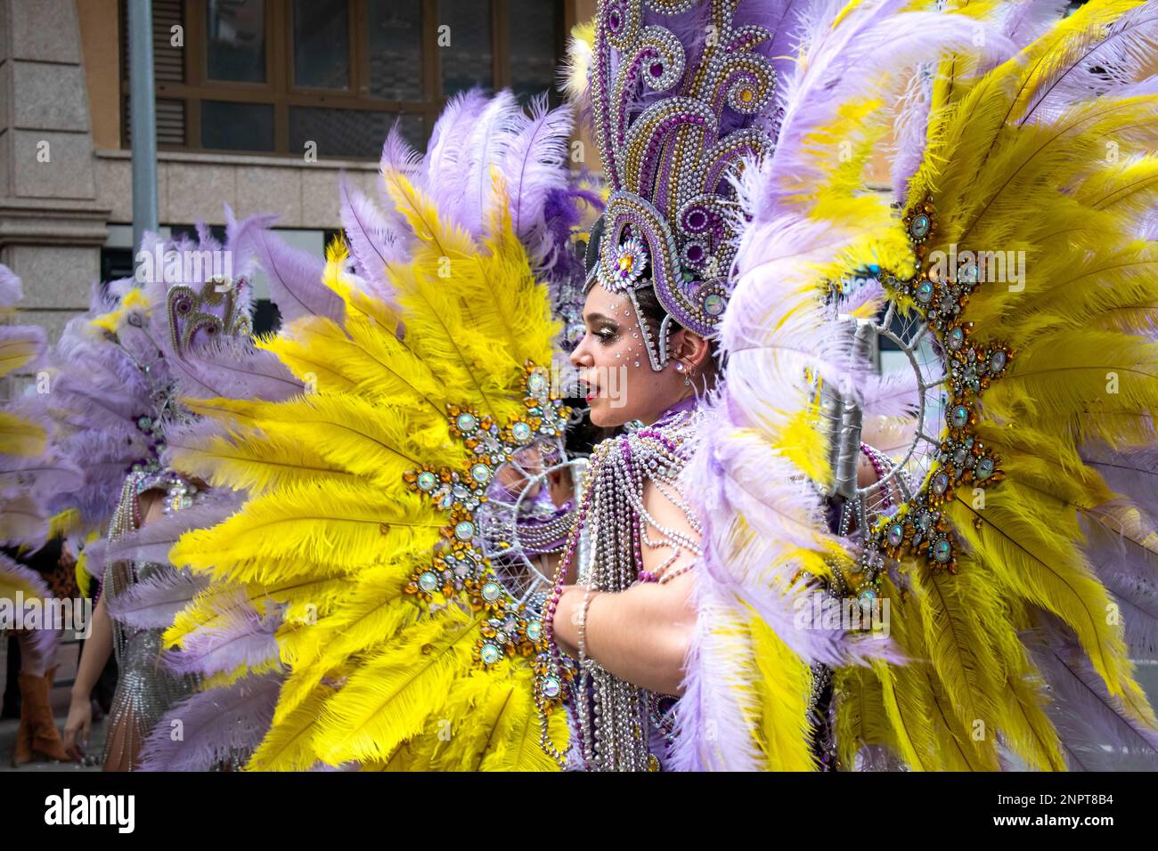 Gente feliz desfilando y bailando, con disfraces abstractos y coloridos en el desfile de Carnaval de Navalmoral de la Mata, España Banque D'Images