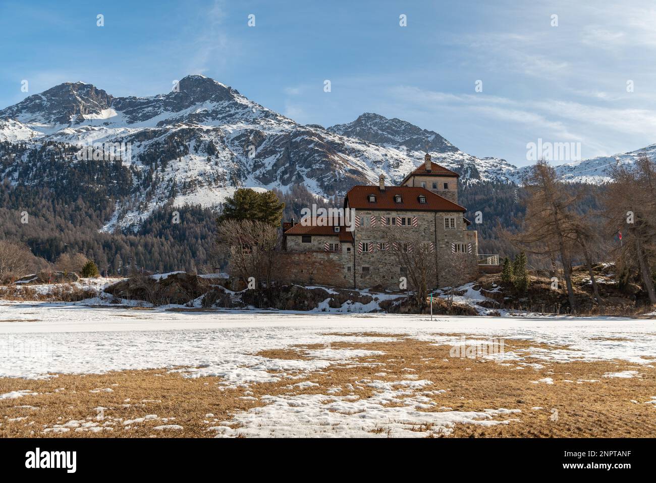 Silvaplana, Suisse, 21 février 2023 ancien château historique de Crap da Sass au lac de Silvaplana entouré par un incroyable panorama d'hiver sur un Banque D'Images