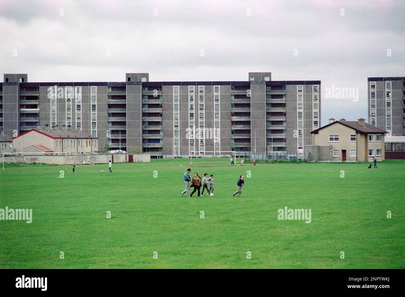 Enfants jouant sur la pelouse, les appartements, Cilen Road, Ballymun, Dublin, République d'Irlande, juin 1986 Banque D'Images