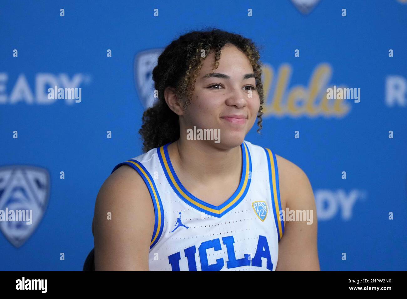 UCLA Bruins guard Kiki Rice (1) at press conference after an NCAA women's basketball game against the Washington Huskies, Saturday, Feb. 25, 2023, in Los Angeles. UCLA defeated Washington 70-62. (Kirby Lee via AP) Banque D'Images