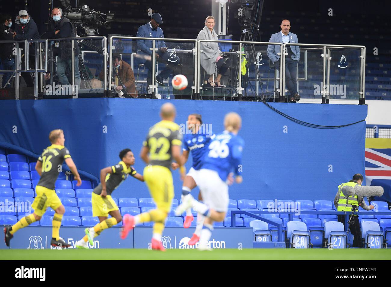 Kevin Campbell, center top, Gabby Logan, second right, and Belgium's coach Roberto Martinez watch during the English Premier League soccer match between Everton and Southampton at Goodison Park in Liverpool, England, Thursday, July 9, 2020. (Michael Regan/Pool via AP) Banque D'Images