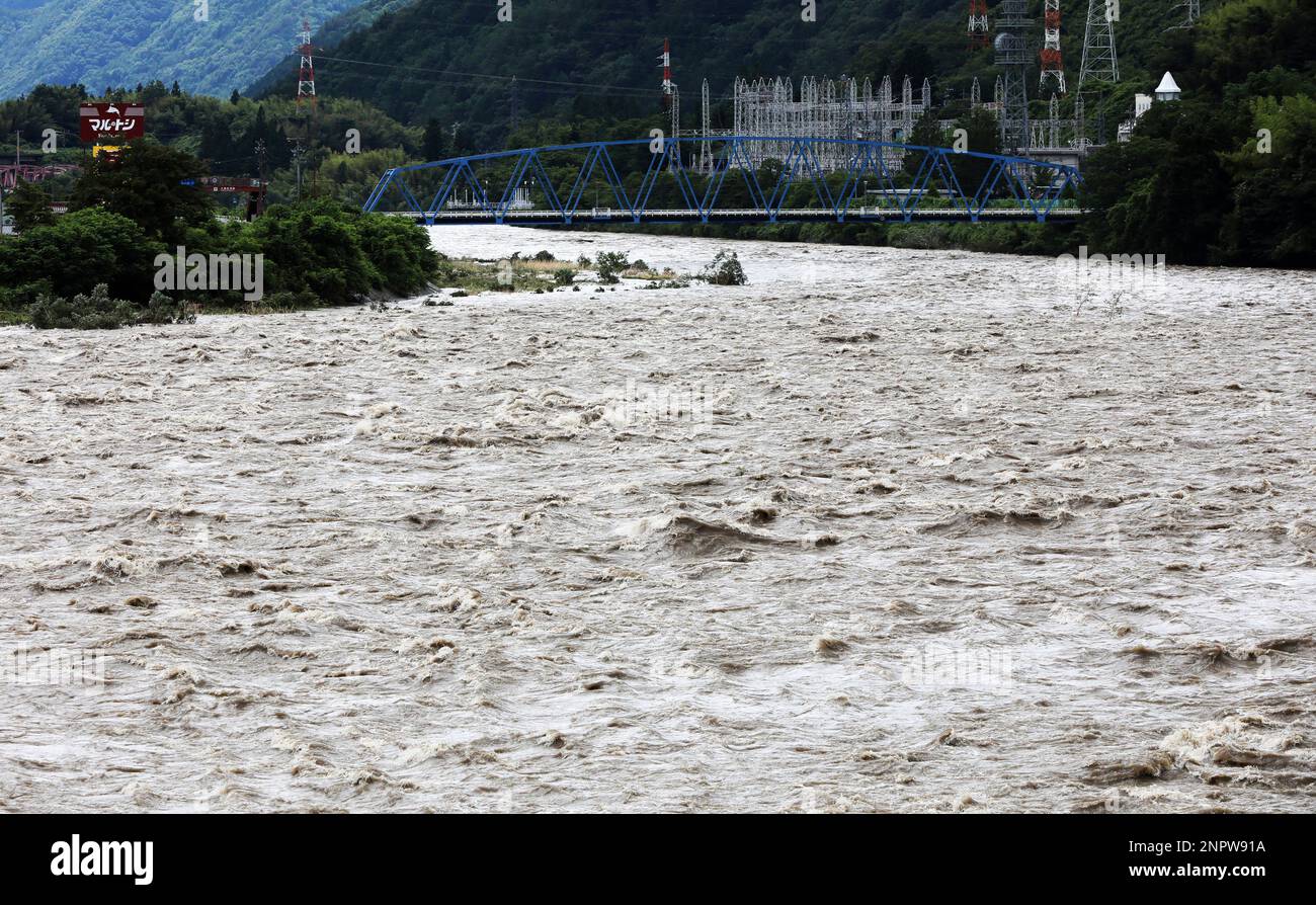 A photo shows swollen Kiso River due to heavy rain in Ōkuwa Village, Nagano Prefecture, middle of Japan, on July 8, 2020. The Japan Meteorological Agency issued Heavy Rain Warnings in Nagano and Gifu prefectures in early morning, and Hida River has overflowed at 7:10 am on the same day. ( The Yomiuri Shimbun via AP Images ) Banque D'Images