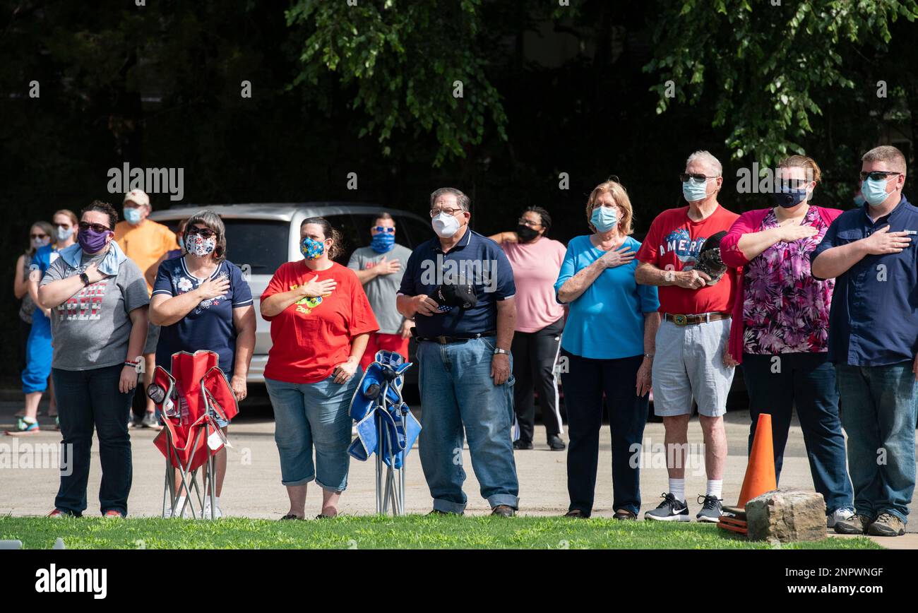 Parents and guests of students wear face masks and keep distance from the children and teachers at the Stepping Stone School annual parking lot Fourth of July parade on Friday, July 3, 2020 in Tyler, Texas. Gov. Greg Abbott's new statewide mask mandate went into effect on Friday. The parade featured the school's students—infants through preschoolers— dressed in red, white and blue and donning patriotic ribbons and crafts. (Sarah A. Miller/Tyler Morning Telegraph via AP) Banque D'Images