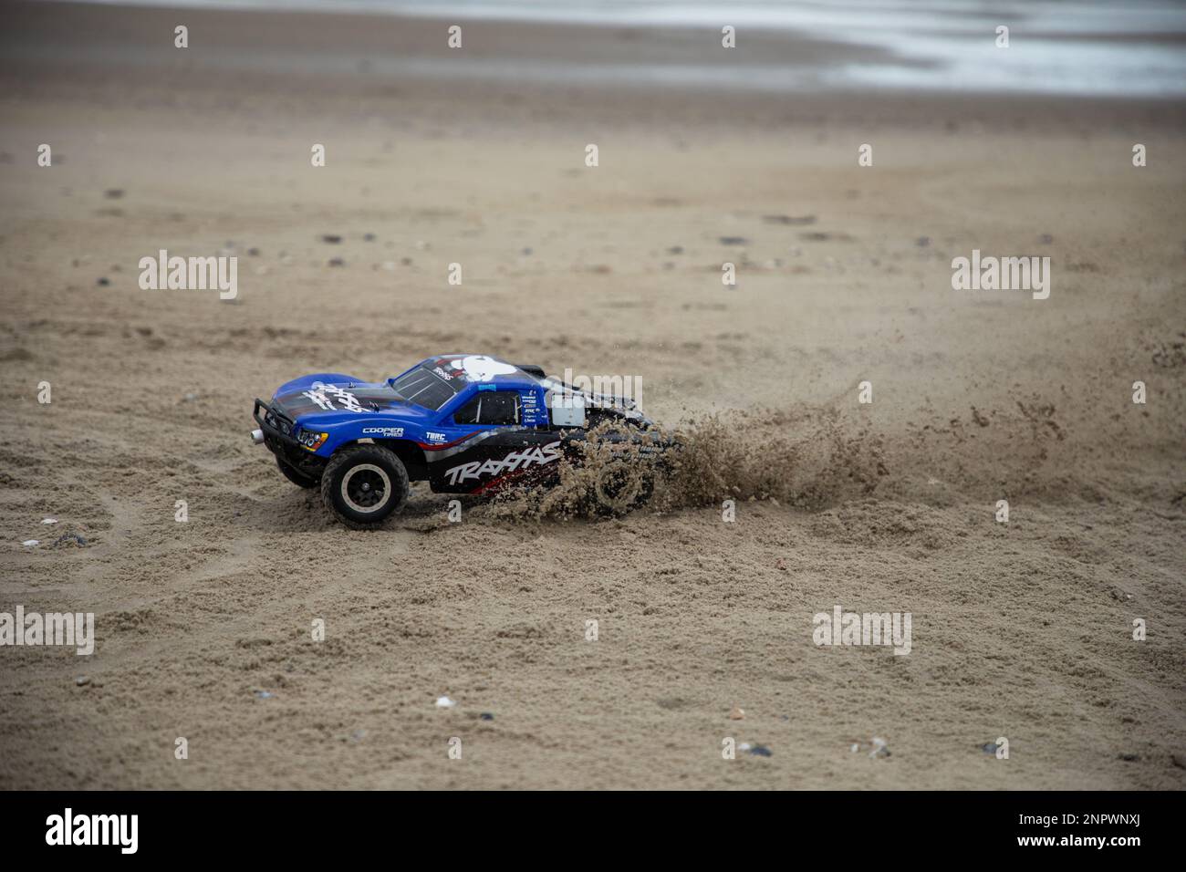 Voiture télécommandée conduisant rapidement sur la plage Banque D'Images