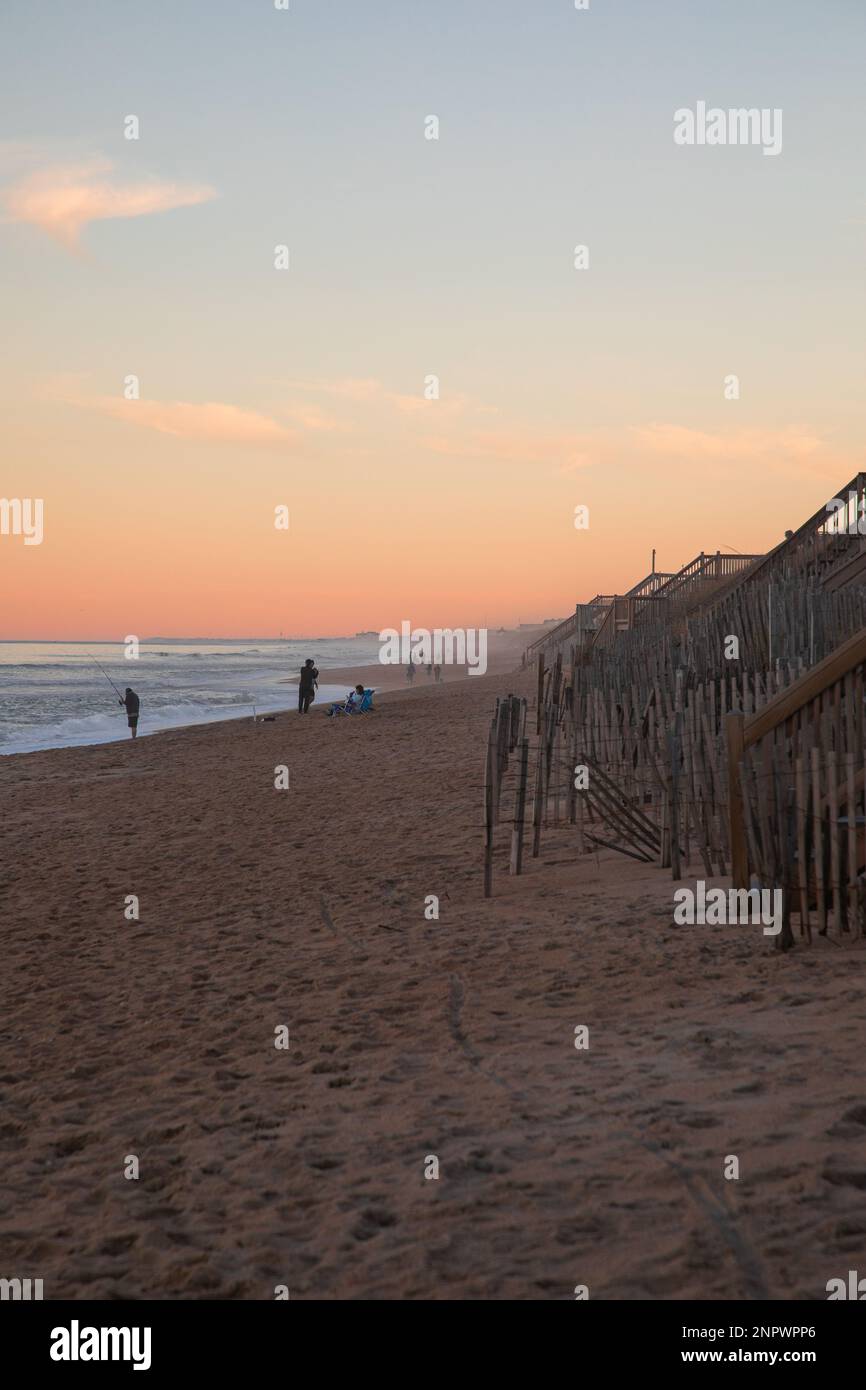 Magnifique coucher de soleil sur les vagues à la plage Banque D'Images