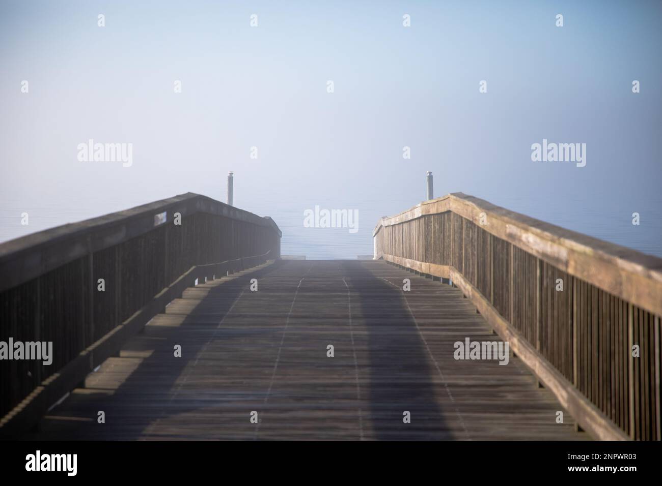 Ancienne passerelle en bois donnant sur Foggy Beach Banque D'Images