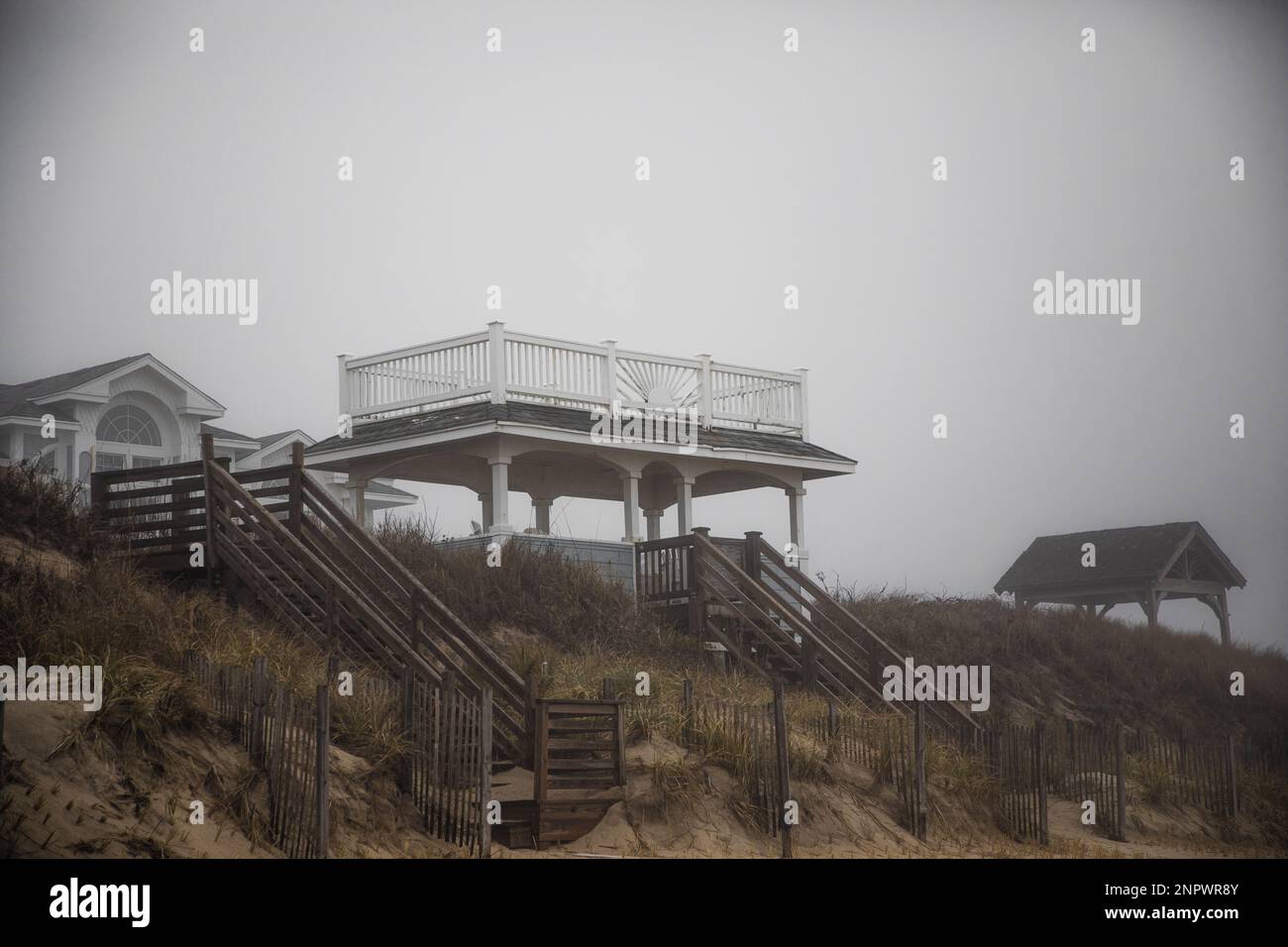 Ancienne passerelle en bois donnant sur Foggy Beach Banque D'Images