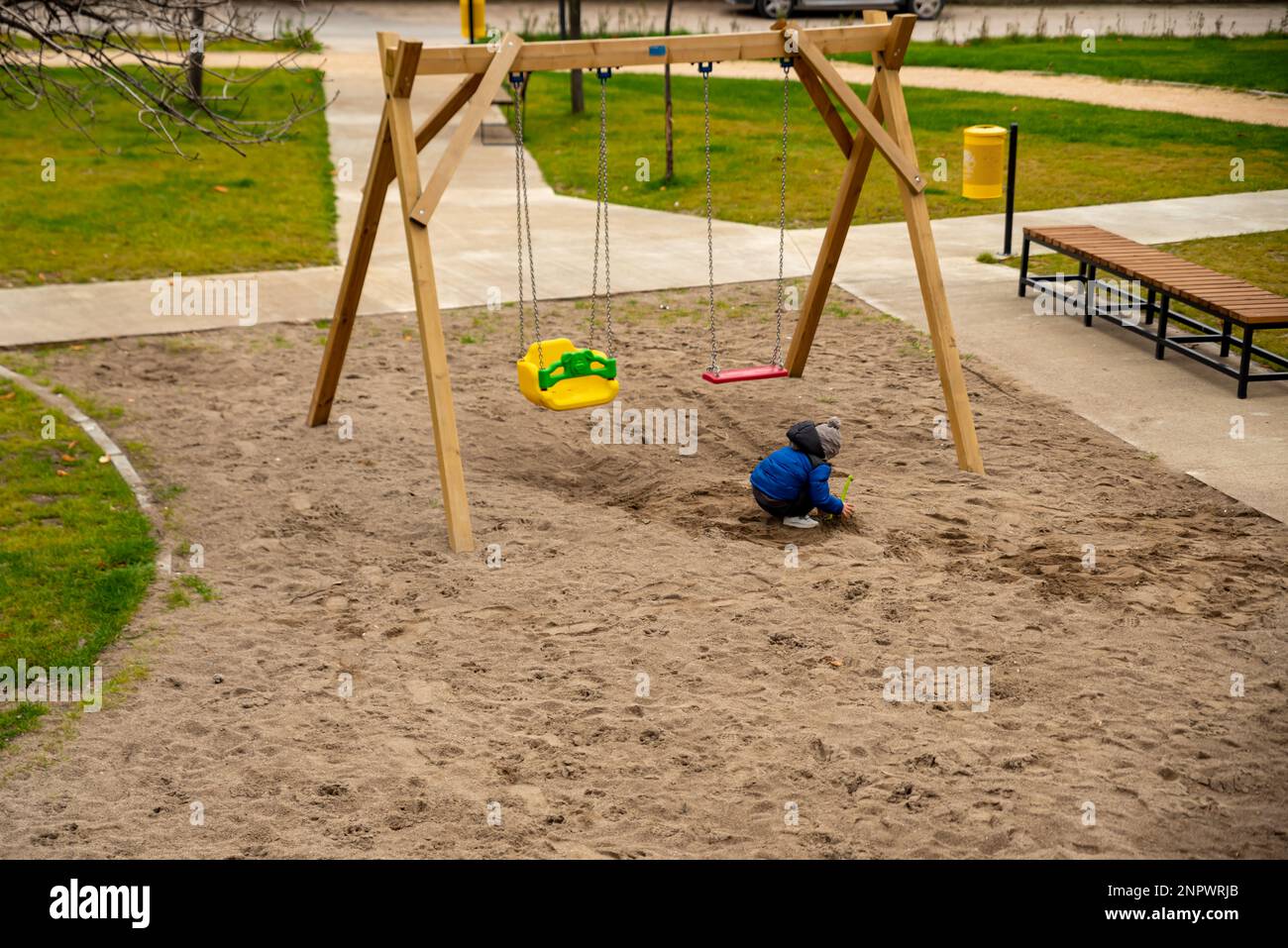 aire de jeux pour enfants dans la ville , aire de jeux pour enfants avec plancher de sable , aire de jeux moderne en bois. Photo de haute qualité Banque D'Images