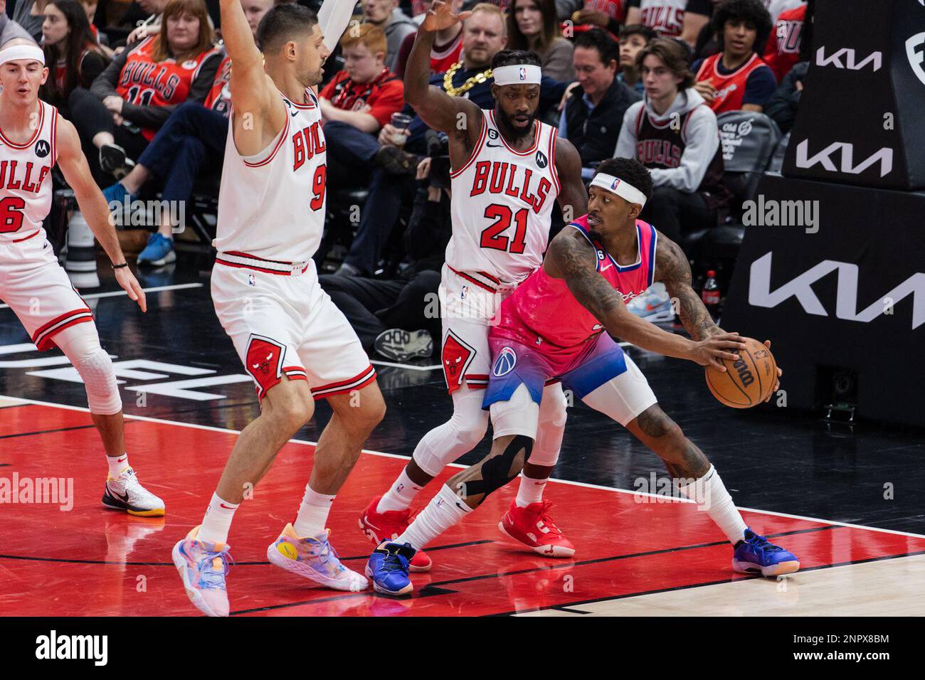 Chicago, États-Unis. 26th févr. 2023. Bradley Beal (3 Wizards de Washington) est associé par Patrick Beverley (21 Bulls de Chicago) et Nikola Vucevic (9 Bulls de Chicago) pendant le match entre les Bulls de Chicago et les Wizards de Washington le dimanche 26 février 2023 au Centre Uni de Chicago, Etats-Unis. (PAS D'UTILISATION COMMERCIALE) (Foto: Shaina Benhiyoun/Sports Press photo/C - DÉLAI D'UNE HEURE - ACTIVER FTP UNIQUEMENT SI LES IMAGES DE MOINS D'UNE HEURE - Alay) crédit: SPP Sport Press photo. /Alamy Live News Banque D'Images