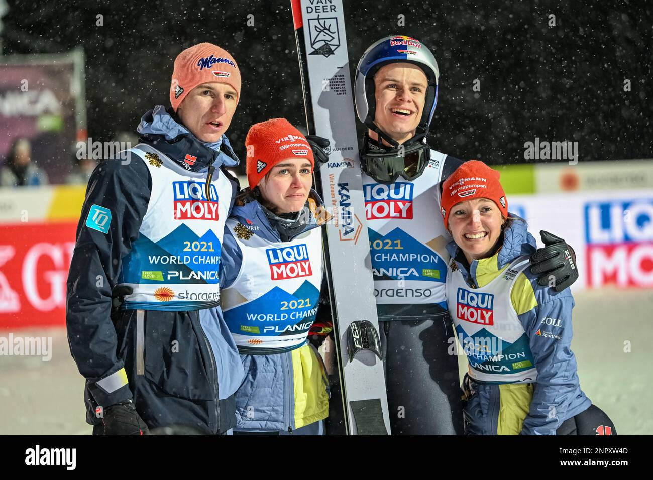 Planica, Slovénie. 26th févr. 2023. Les membres de l'équipe Allemagne célèbrent leur victoire lors de la compétition de saut à ski mixte de l'équipe HS102 aux championnats du monde nordique à Planica. Crédit : SOPA Images Limited/Alamy Live News Banque D'Images