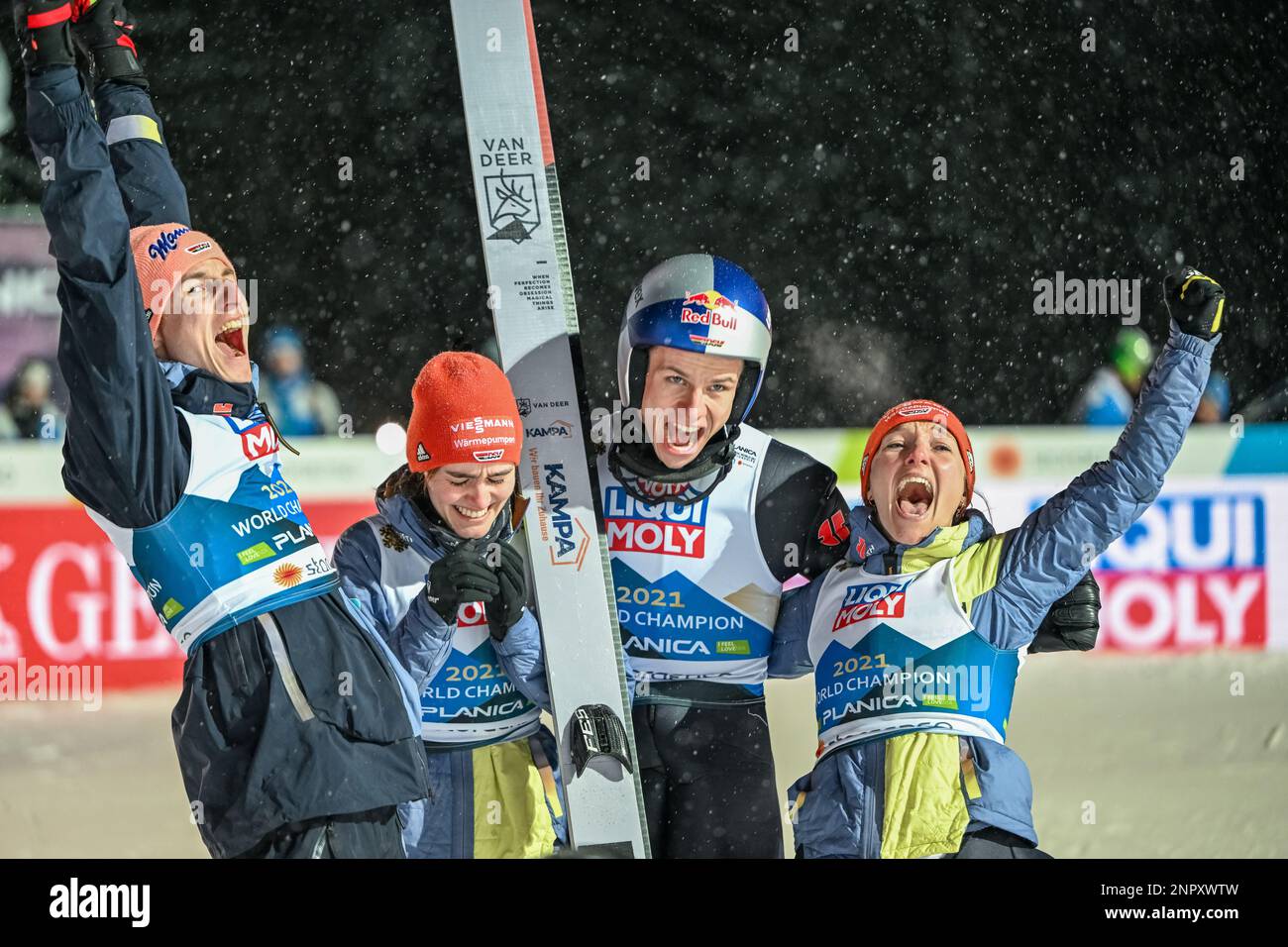 Planica, Slovénie. 26th févr. 2023. Les membres de l'équipe Allemagne célèbrent leur victoire lors de la compétition de saut à ski mixte de l'équipe HS102 aux championnats du monde nordique à Planica. Crédit : SOPA Images Limited/Alamy Live News Banque D'Images