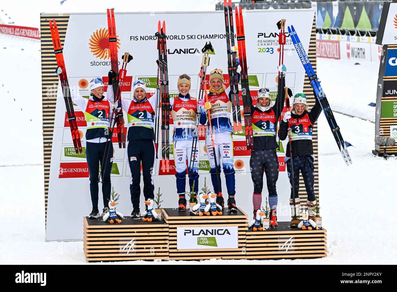 (G-D) Tiril Udnes Weng de Norvège, Anne Kjersti Kalvaa de Norvège, Emma Ribom de Suède, Jonna Sundling de Suède, Jessie Diggins des États-Unis et Julia Kern des États-Unis célèbrent après la course féminine de Sprint Free Team aux Championnats du monde nordiques de Planica. Banque D'Images