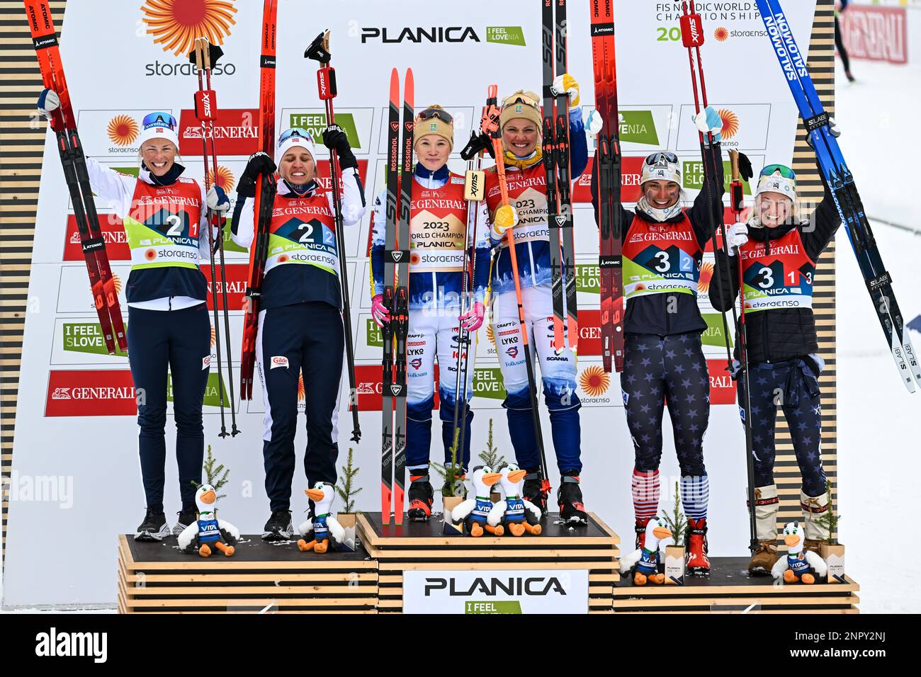 (G-D) Tiril Udnes Weng de Norvège, Anne Kjersti Kalvaa de Norvège, Emma Ribom de Suède, Jonna Sundling de Suède, Jessie Diggins des États-Unis et Julia Kern des États-Unis célèbrent après la course féminine de Sprint Free Team aux Championnats du monde nordiques de Planica. Banque D'Images