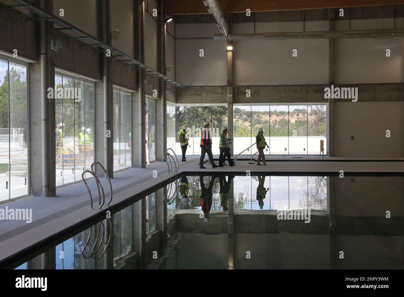 The delegate of Works and Equipment, Paloma García Romero (2r), on her arrival to visit the renovation works of the indoor swimming pool of the Municipal Sports Center of Casa de Campo, in Madrid (Spain), on June 18, 2020. 18 JUNE 2020 WORKS;CONSTRUCTION;POLICY Marta Fernández Jara / Europa Press 06/18/2020 (Europa Press via AP) Banque D'Images
