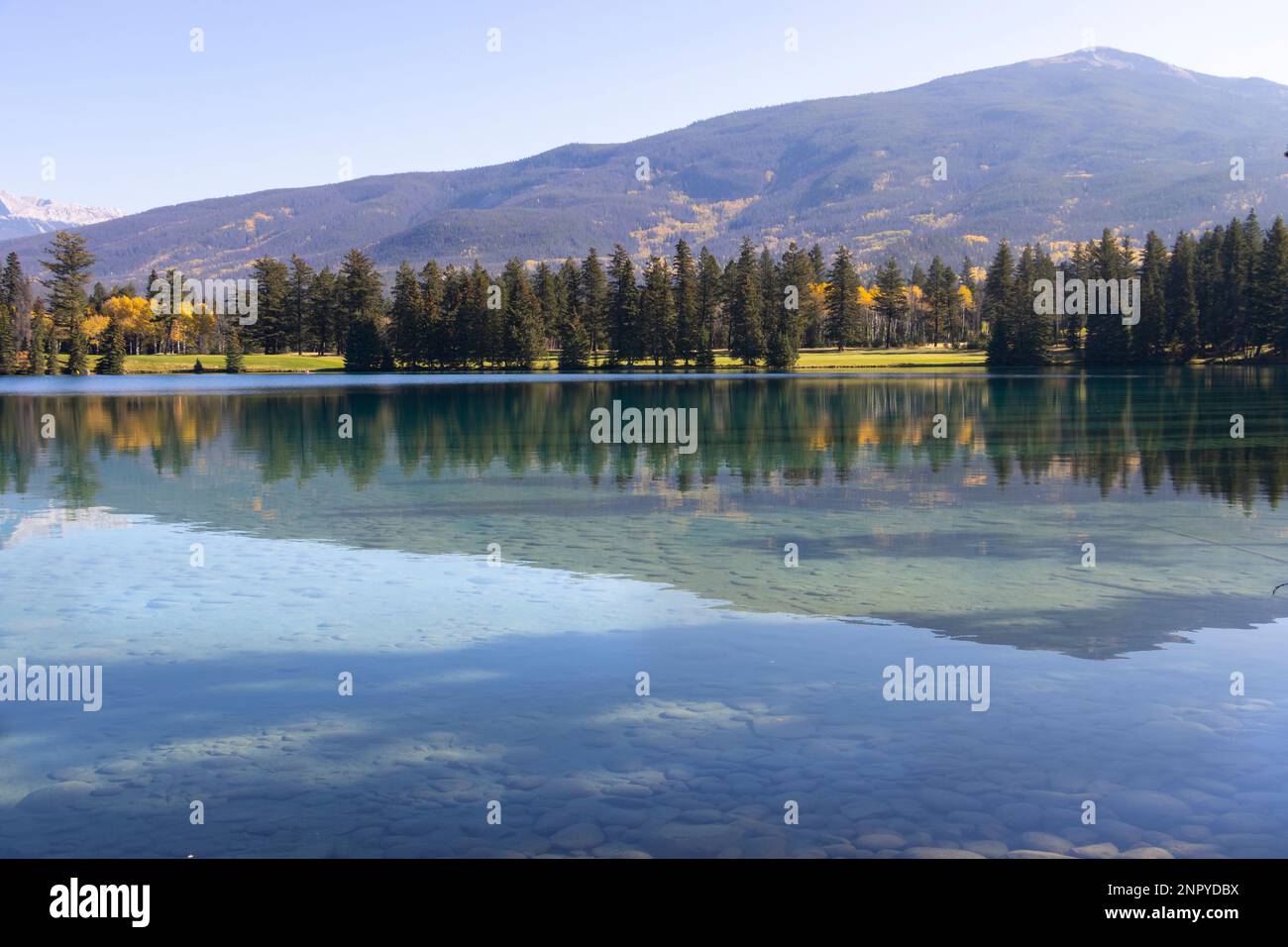 eau claire dans les montagnes Banque D'Images