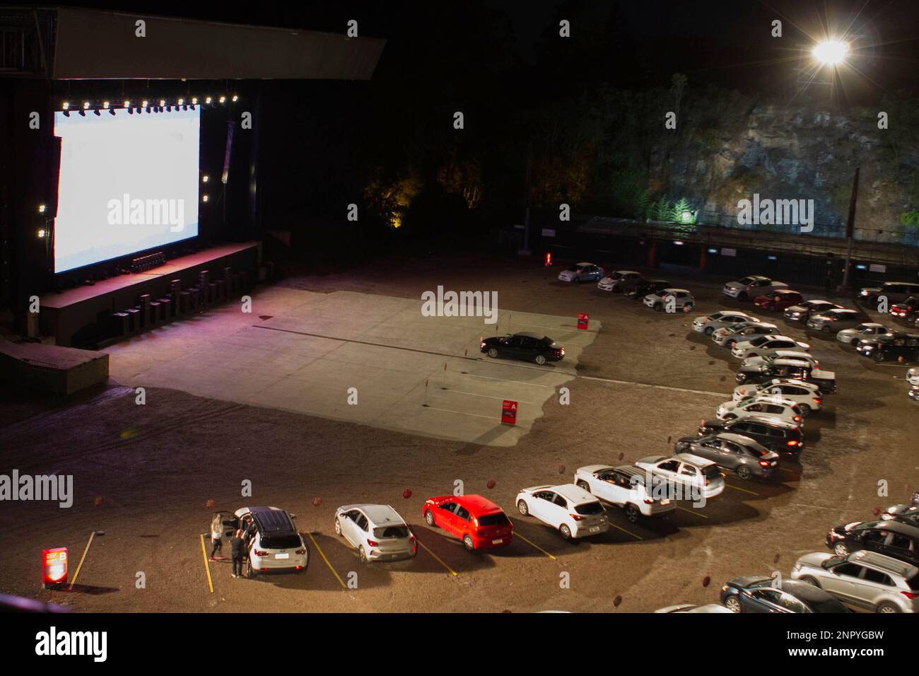 PR - Curitiba - 06/11/2020 - COVID-19 CURITIBA, DRIVE-IN - Handling at Paulo Leminski Quarry in the city of Curitiba, this Thursday (11). The venue for major concerts and shows received an LED screen for showing films in "Drive-in" format, with spectators inside the car, an initiative of an event production company meeting the distance measures during the pandemic caused by COVID-19 ( Coronavirus). Photo: Robson Mafra / AGIF (via AP) Banque D'Images