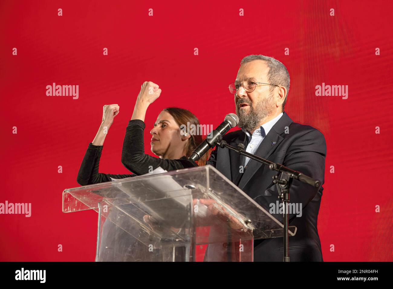 Tel Aviv, Israël. 25th févr. 2023. Ehud Barak, ancien Premier ministre d'Israël, prononce un discours lors de la manifestation contre la révision judiciaire. Plus de 150 000 000 personnes ont protesté à tel Aviv contre le gouvernement d'extrême droite de Netanyahou et contre sa réforme juridique controversée. 21 manifestants ont été arrêtés alors qu'ils bloquaient l'autoroute Ayalon. Crédit : SOPA Images Limited/Alamy Live News Banque D'Images