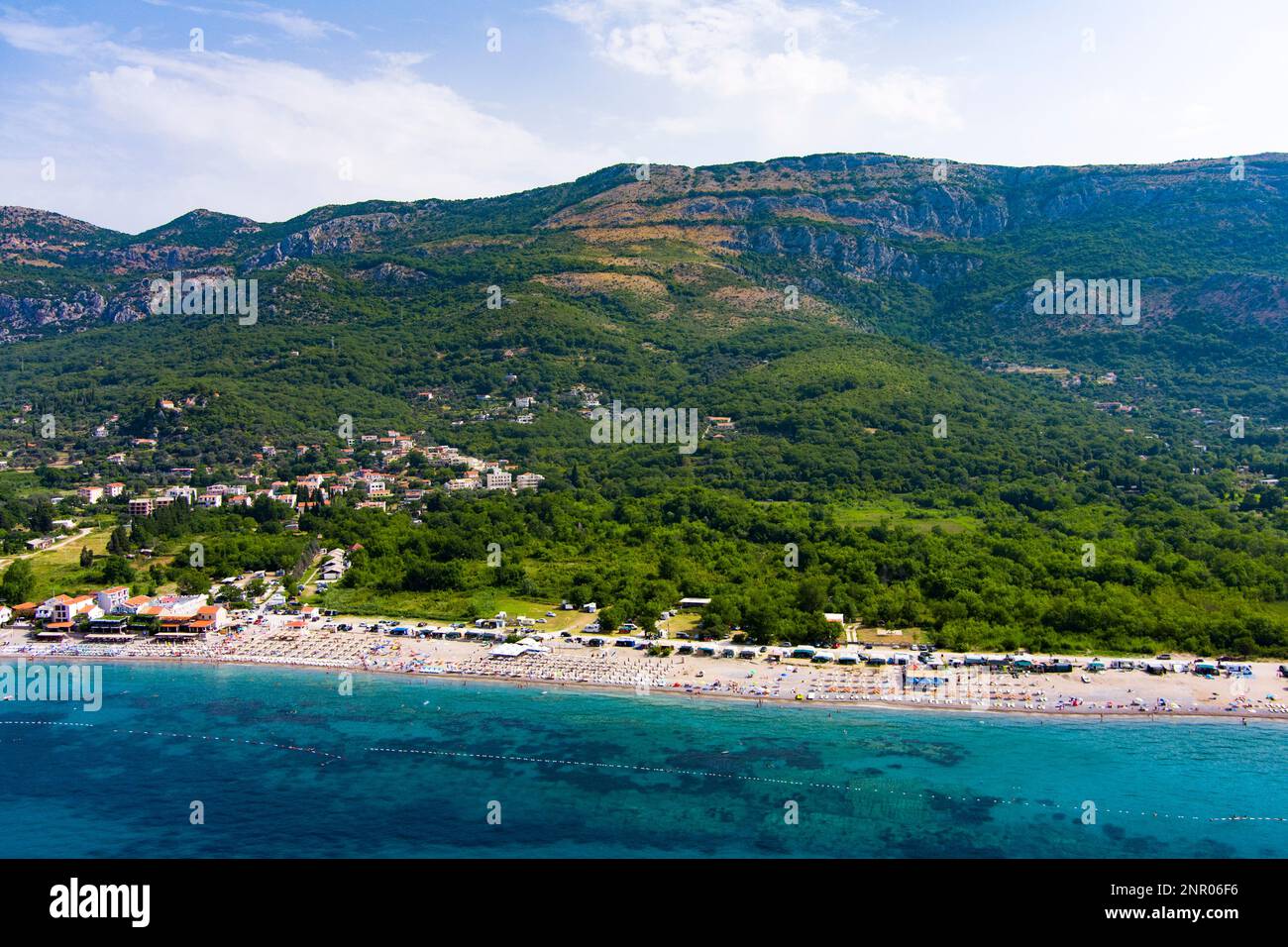 Monténégro. Côte de la mer Adriatique. Camping auto sur la plage. Été. Saison touristique. Repos sur la mer. Drone. Vue aérienne Banque D'Images
