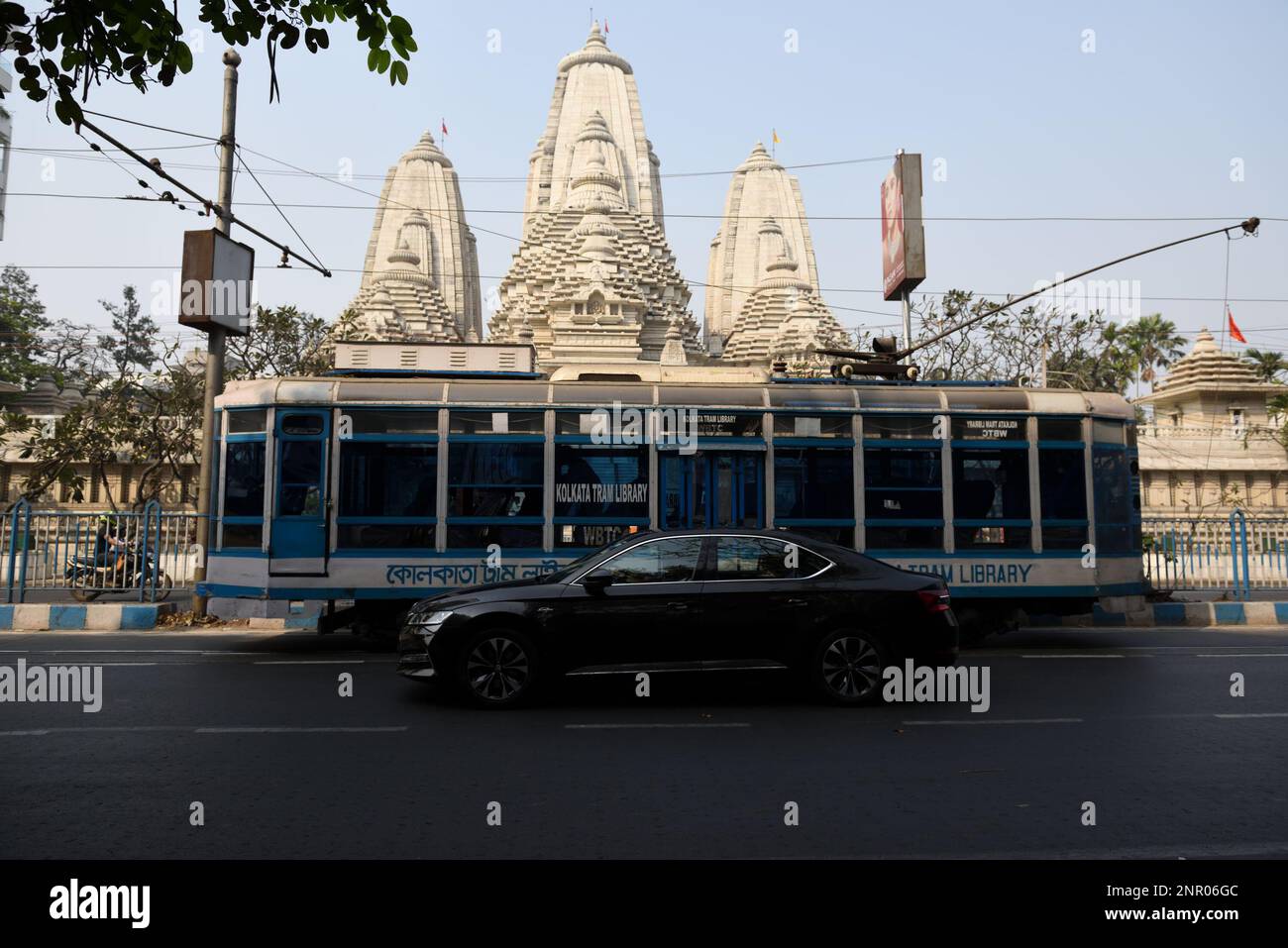 Kolkata, Inde. 26th févr. 2023. Les tramways emblématiques de Kolkata ont 150 ans et pour célébrer cette occasion mémorable, un défilé de tramways avec quelques-uns des plus anciens a été organisé dimanche dans la ville de joie. Depuis 1996, 'Tramjatra', une collaboration mondiale des amateurs de tram, des artistes, des écologistes et des communautés, est en mouvement à Melbourne et Kolkata. (Photo par Eyepix Group/Sipa USA) crédit: SIPA USA/Alay Live News Banque D'Images