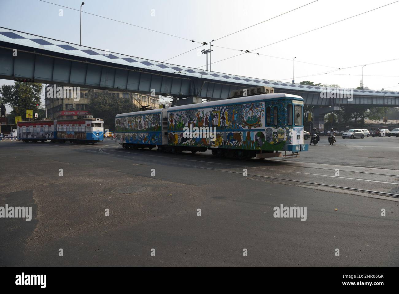 Kolkata, Inde. 26th févr. 2023. Les tramways emblématiques de Kolkata ont 150 ans et pour célébrer cette occasion mémorable, un défilé de tramways avec quelques-uns des plus anciens a été organisé dimanche dans la ville de joie. Depuis 1996, 'Tramjatra', une collaboration mondiale des amateurs de tram, des artistes, des écologistes et des communautés, est en mouvement à Melbourne et Kolkata. (Photo par Eyepix Group/Sipa USA) crédit: SIPA USA/Alay Live News Banque D'Images