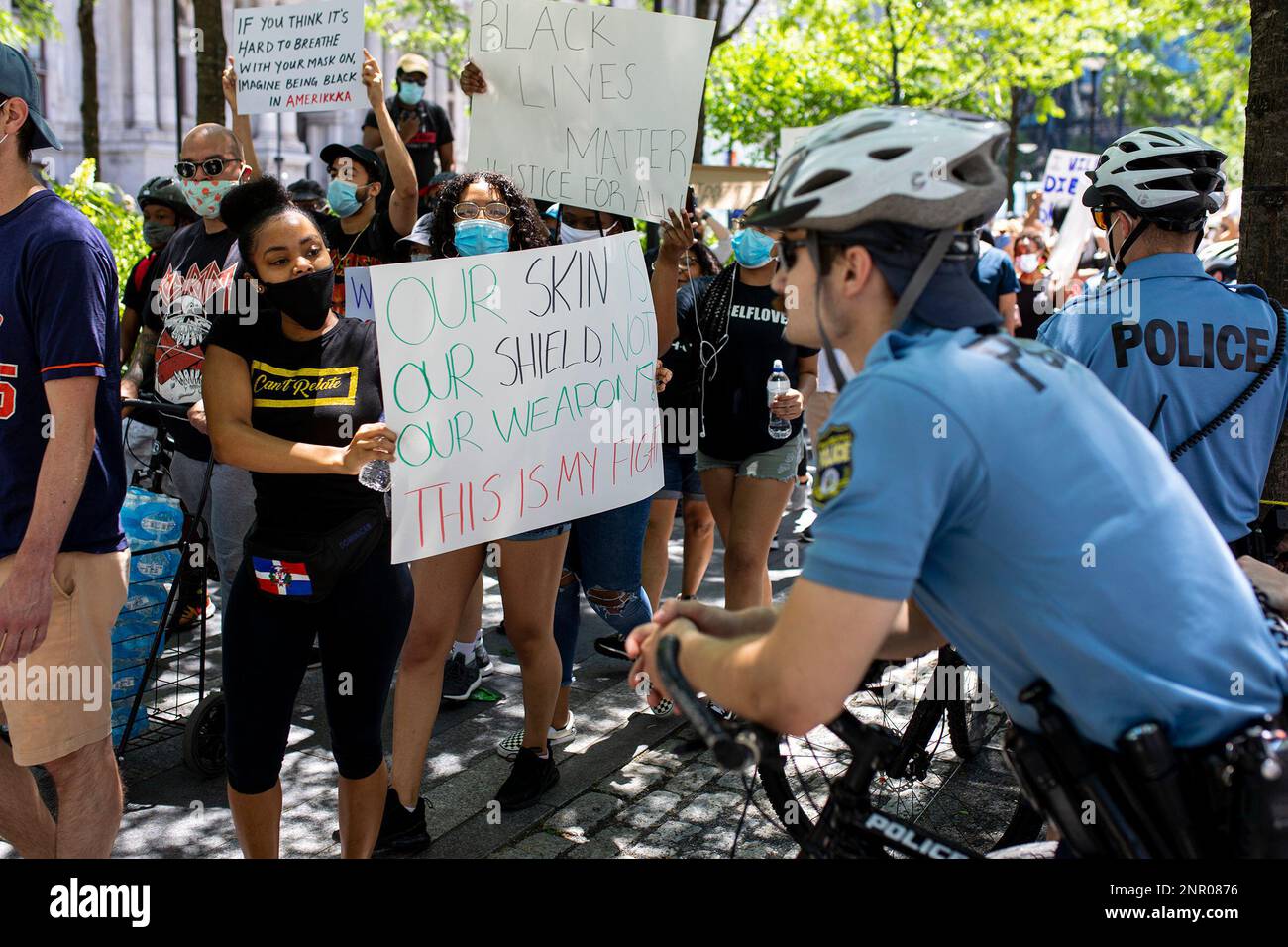 Philadelphia Police Officers stand watch as protesters as they march along the streets of Center City towards the Philadelphia Art Museum during a Justice for George Floyd protest, Saturday, May 30, 2020 in Philadelphia. Protests across the country have escalated over the death of George Floyd who died after being restrained by Minneapolis police officers on Memorial Day. (Tyger Williams/The Philadelphia Inquirer via AP) Banque D'Images