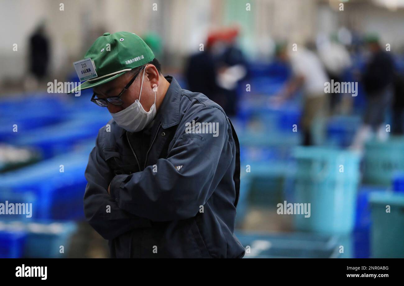 An auction is pictured at Ishinomaki Fish Market in Ishinomaki, Miyagi Prefecture on May 11, 2020. The prices of seafood are decreasing due to the business closure and quarantine caused by an outbreak of coronavirus COVID-19. The business closure was removed on May 7th, however the prices are still low. Ishinomaki is one of severely damaged disaster area of tsunami and earthquake that occurred in 2011. ( The Yomiuri Shimbun via AP Images ) Banque D'Images