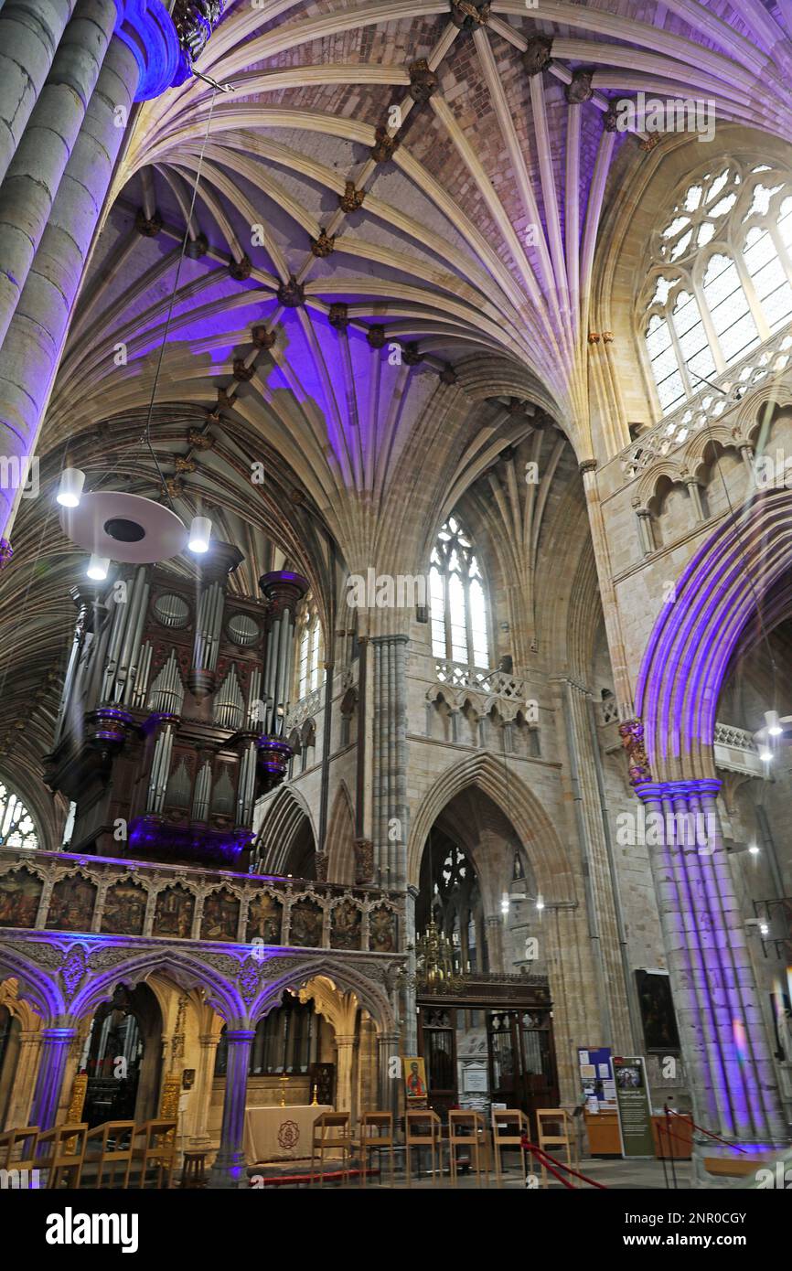 Cathédrale d'Exeter - éclairage intérieur en bleu Banque D'Images