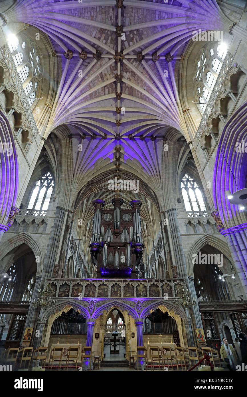 Cathédrale d'Exeter - éclairage intérieur en bleu Banque D'Images