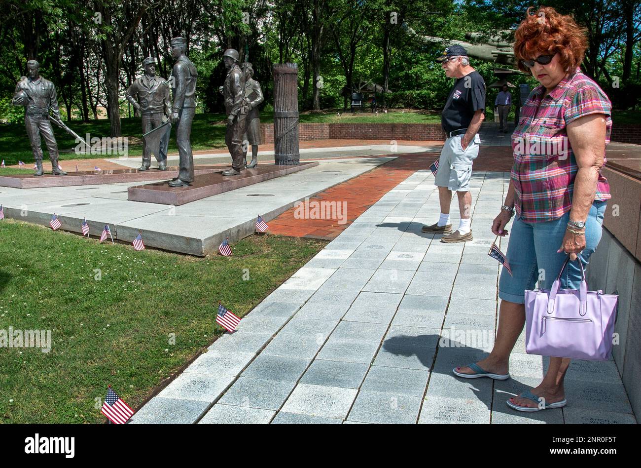 Keith Guile, a Vietnam veteran, and his wife Bonnie from Bristol Tennessee walk through the Veterans Memorial at Cumberland Square Park in Bristol, Virginia to pay their respects on Memorial Day, Monday, May 25, 2020. The traditional Memorial Day serevice held at the park was cancelled this year due to the ongoing pandemic. (David Crigger/Bristol Herald Courier via AP) Banque D'Images