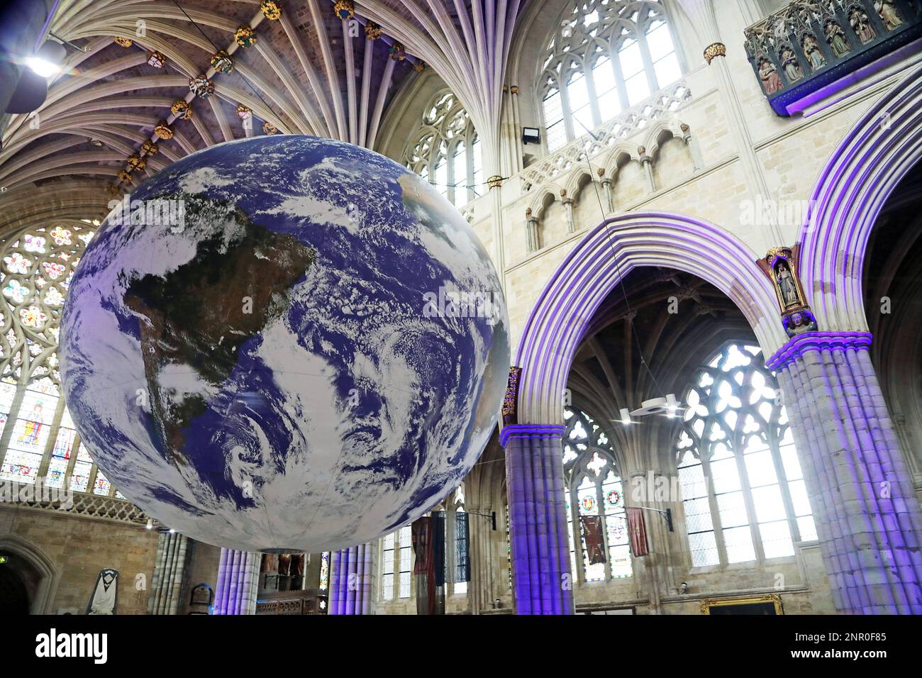 Installation de Gaia Globe - Cathédrale d'Exeter Banque D'Images