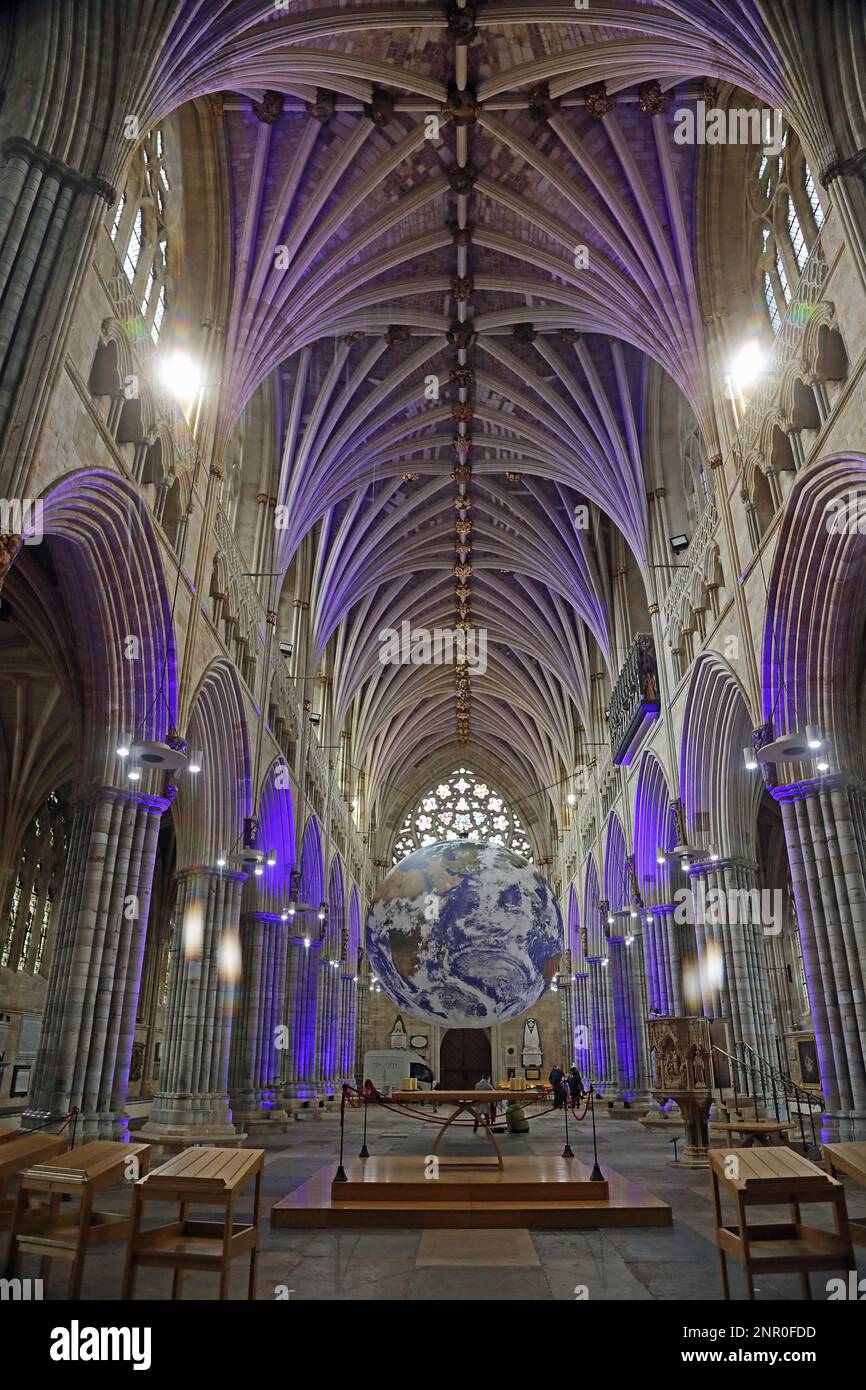 Installation de Gaia Globe - Cathédrale d'Exeter Banque D'Images